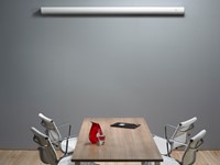 Een ingerold Electro Full White projectiescherm. ||