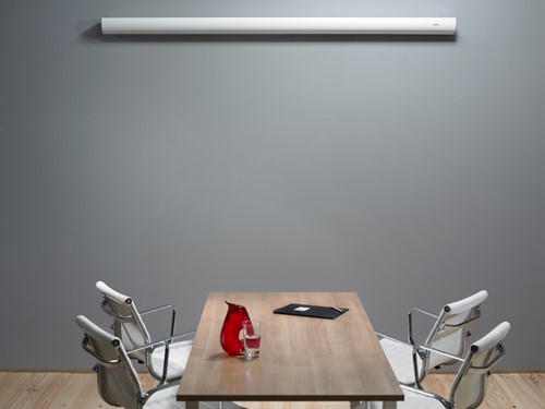 Een ingerold Electro Full White projectiescherm. ||