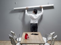 Zeer gemakkelijk te monteren door de QuickInstall beugels: "klik" het scherm in de beugels en positioneer hem daarna nog (naar links/rechts) op de perfecte positie. || Manual HD-Series projectiescherm