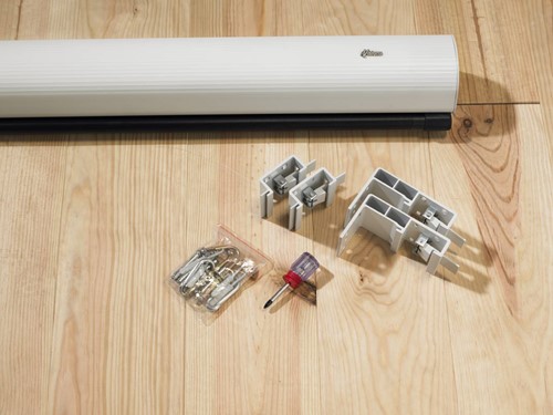 De meegeleverde QuickInstall beugels en accessoires. ||