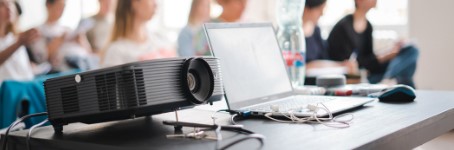 Zo sluit je jouw laptop aan op je beamer