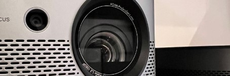 Zo maak jij de lens van jouw beamer goed en veilig schoon