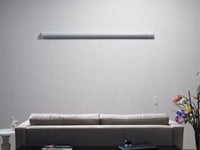 Een ingerold Electro M-Series projectiescherm. ||