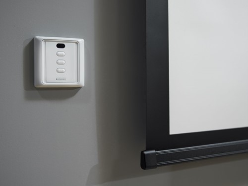 De TensionControl gewichtsbalk van de Electro-L Series zorgt voor een strak projectiedoek. De wandschakelaar is een optioneel accessoire. ||