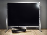 De achterzijde van een FastFoldable projectiescherm (uitgerust met opzicht projectiedoek). ||