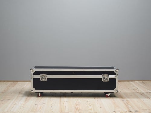 De meegeleverde flightcase van een FastFoldable Series projectiescherm. ||