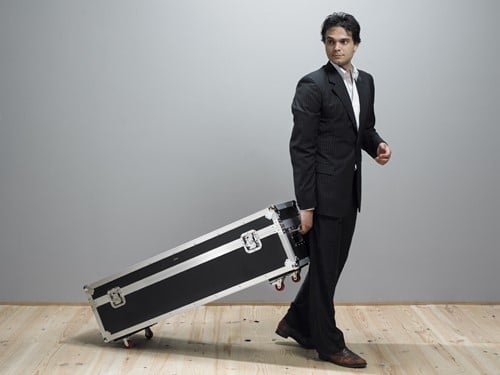 De flightcase is uitgerust met zwenkbare wieltjes voor gemakkelijk transport. ||