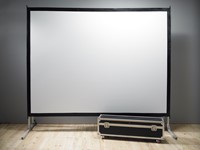 Een FastFoldable projectiescherm uitgerust met het meegeleverde FlexFold TA900 MattWhite projectiedoek. ||