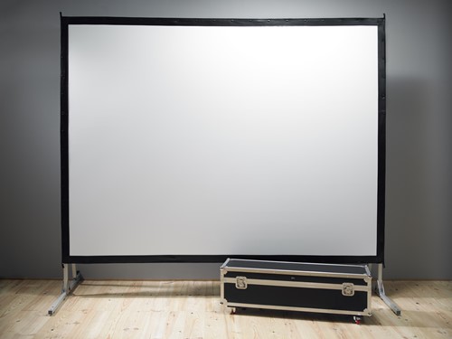 Een FastFoldable projectiescherm uitgerust met het meegeleverde FlexFold TA900 MattWhite projectiedoek. ||