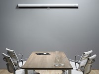 Een ingerold Manual M-Series projectiescherm ||