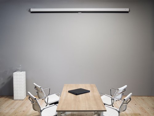 Een ingerold Manual L-Series projectiescherm ||
