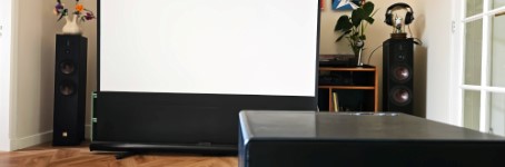 Is de Hisense Cube C1 een beamer waar ik vierkant achter sta?