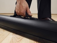 Met het handvat kan het projectiescherm gemakkelijk verplaatst worden. ||