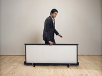 Door het schaarmechanisme met aluminium gasdrukveren blijven BusinessLite schermen op elke gewenste hoogte staan. ||