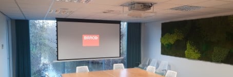 Projecteren op een projectiescherm of op de muur?