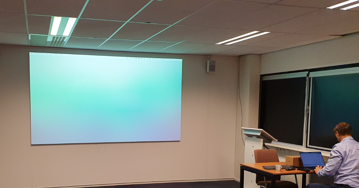 Projecteren op een projectiescherm of op de muur?