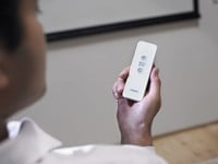 De meegeleverde RF afstandsbedienig ||