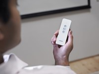 De meegeleverde RF afstandsbedienig ||