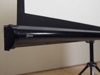 De Tripod Series projectieschermen zijn voorzien van een stalen behuizing met matzwarte krasvrije coating. ||
