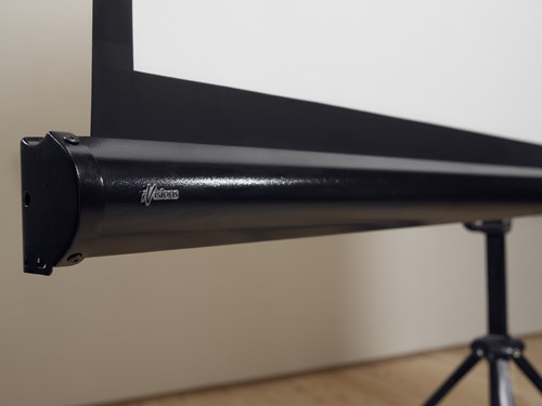 De Tripod Series projectieschermen zijn voorzien van een stalen behuizing met matzwarte krasvrije coating. ||
