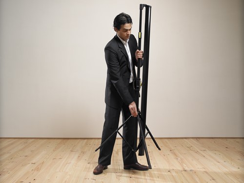Het vertrouwde mobiele projectiescherm op statief voor presentaties of films. ||
