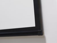 De TensionControl gewichtsbalk van de Electro-M Series zorgt voor een strak projectiedoek. ||