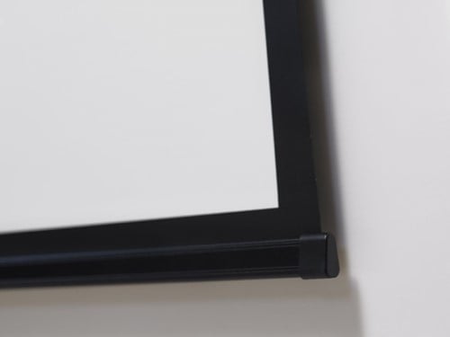 De TensionControl gewichtsbalk van de Electro-M Series zorgt voor een strak projectiedoek. ||